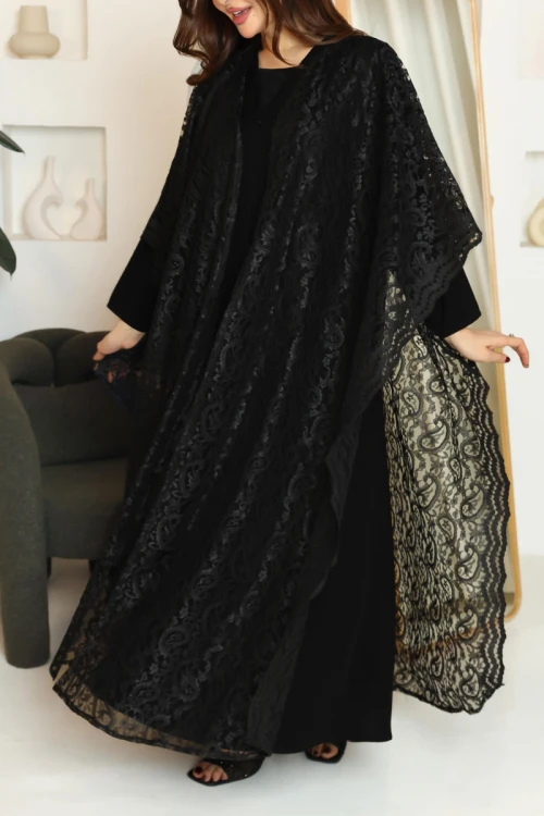 عباية نسائية لون أسود ياقة بقصة سبعة و طقطق من الأمام مزينة بقماش دانتيل