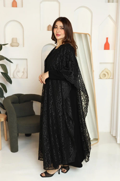 عباية نسائية لون أسود ياقة بقصة سبعة و طقطق من الأمام مزينة بقماش دانتيل