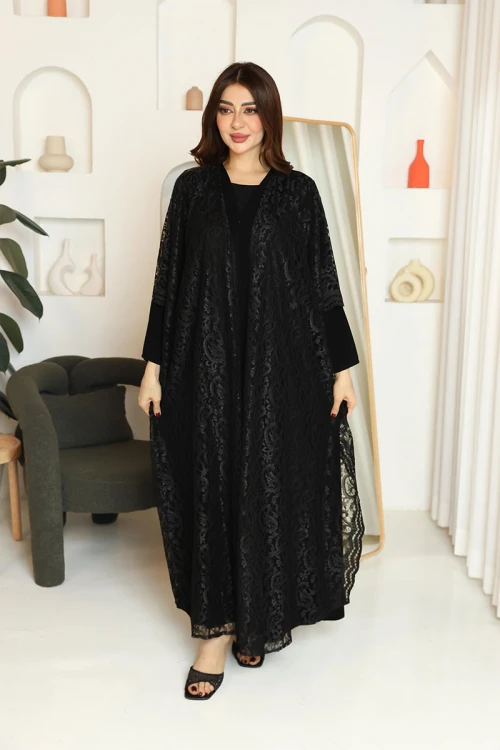 عباية نسائية لون أسود ياقة بقصة سبعة و طقطق من الأمام مزينة بقماش دانتيل
