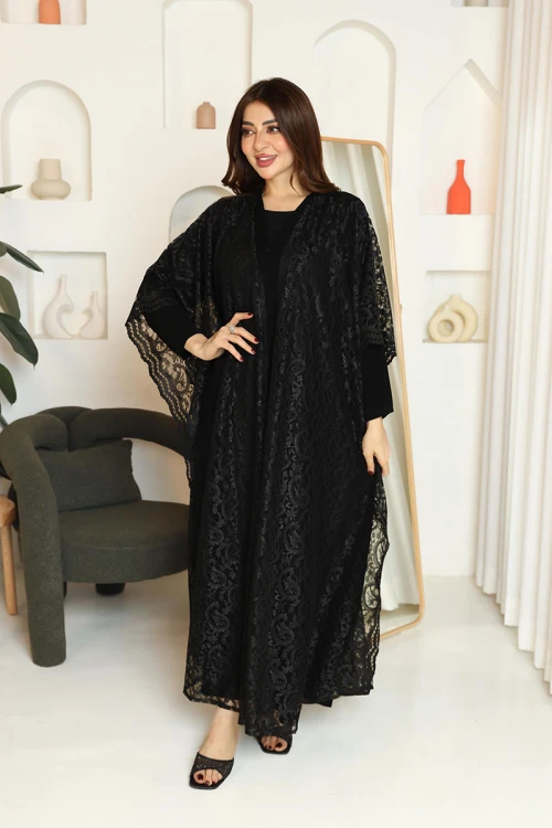 عباية نسائية لون أسود ياقة بقصة سبعة و طقطق من الأمام مزينة بقماش دانتيل