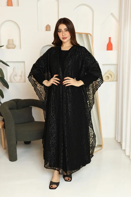 عباية نسائية لون أسود ياقة بقصة سبعة و طقطق من الأمام مزينة بقماش دانتيل