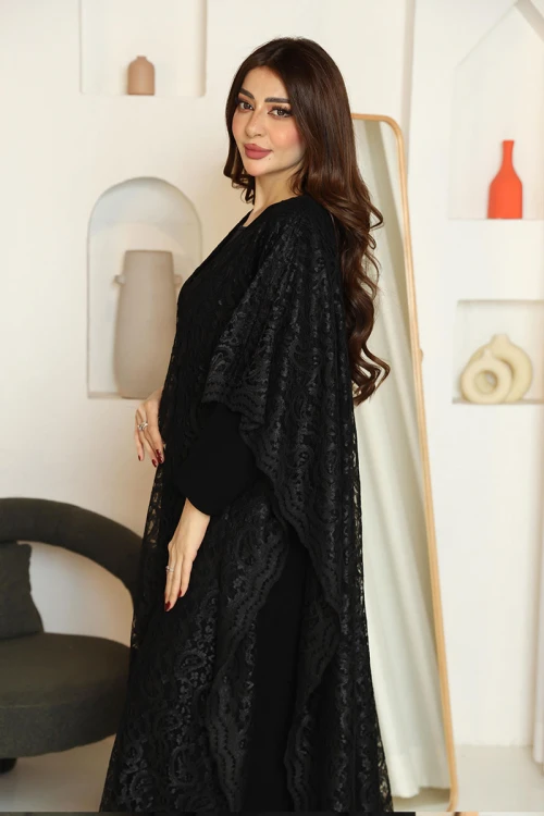 عباية نسائية لون أسود ياقة بقصة سبعة و طقطق من الأمام مزينة بقماش دانتيل