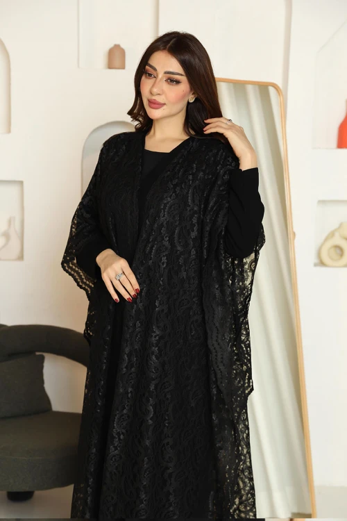 عباية نسائية لون أسود ياقة بقصة سبعة و طقطق من الأمام مزينة بقماش دانتيل