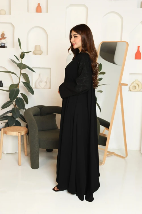 عباية نسائية لون أسود ياقة قصة سبعة بأزرار طقطق من الأمام و بأكمام بتطريزات هندسية مع طرحة