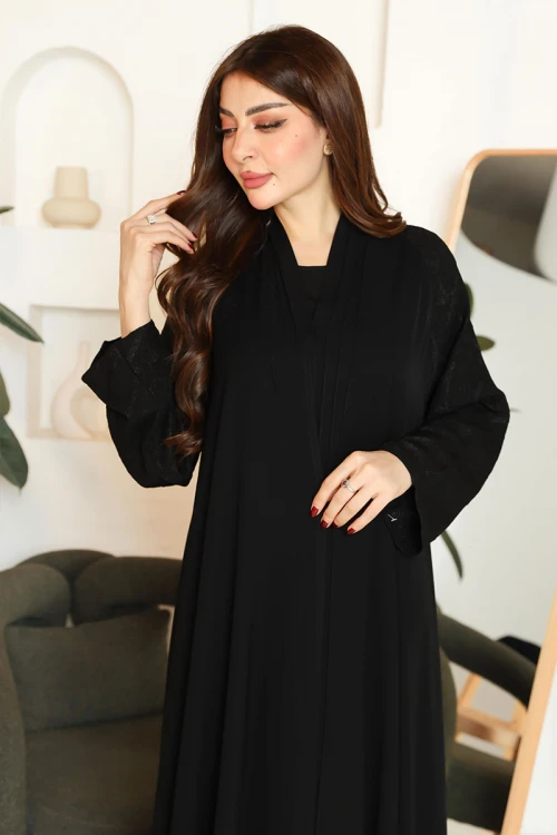 عباية نسائية لون أسود ياقة قصة سبعة بأزرار طقطق من الأمام و بأكمام بتطريزات هندسية مع طرحة