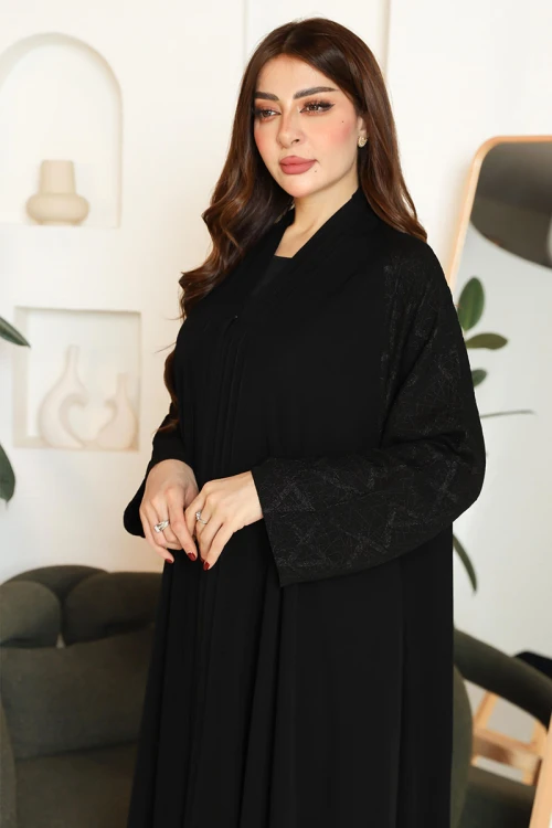 عباية نسائية لون أسود ياقة قصة سبعة بأزرار طقطق من الأمام و بأكمام بتطريزات هندسية مع طرحة