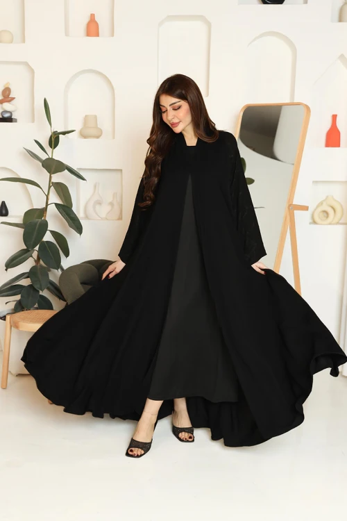 عباية نسائية لون أسود ياقة قصة سبعة بأزرار طقطق من الأمام و بأكمام بتطريزات هندسية مع طرحة