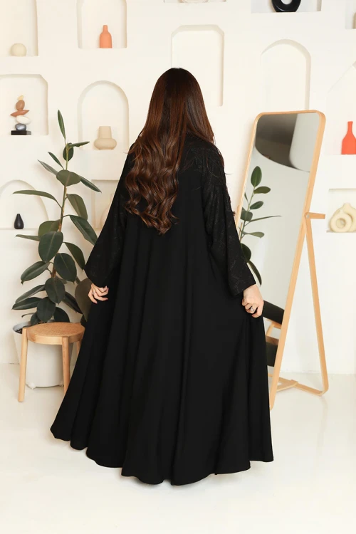 عباية نسائية لون أسود ياقة قصة سبعة بأزرار طقطق من الأمام و بأكمام بتطريزات هندسية مع طرحة