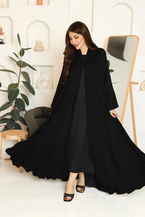 عباية نسائية لون أسود ياقة قصة سبعة بأزرار طقطق من الأمام و بأكمام بتطريزات هندسية مع طرحة