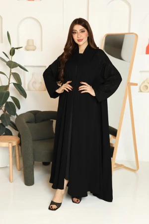 عباية نسائية لون أسود ياقة قصة سبعة بأزرار طقطق من الأمام و بأكمام بتطريزات هندسية مع طرحة