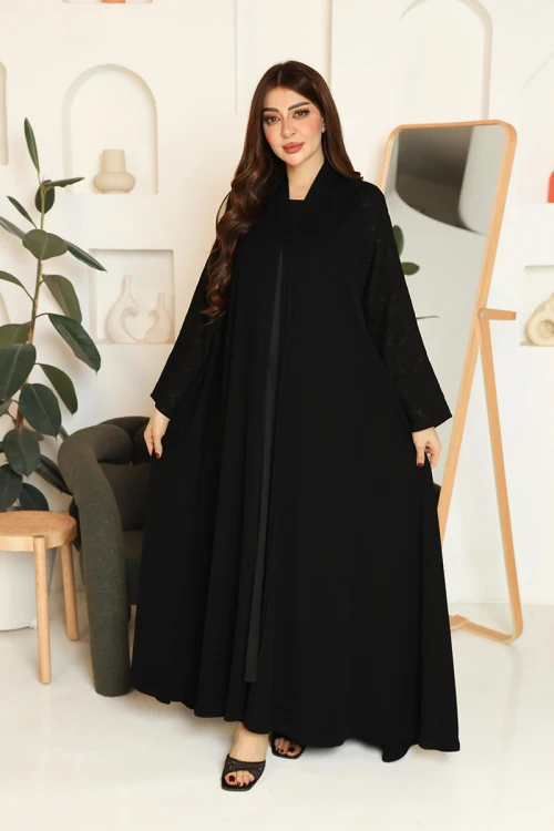 عباية نسائية لون أسود ياقة قصة سبعة بأزرار طقطق من الأمام و بأكمام بتطريزات هندسية مع طرحة