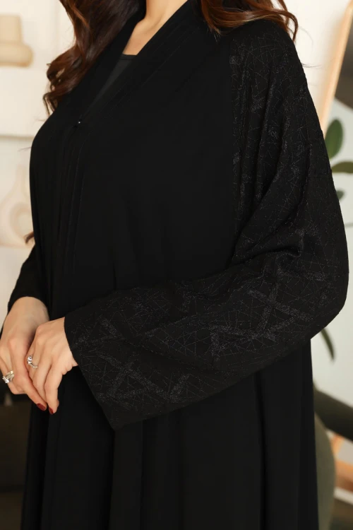 عباية نسائية لون أسود ياقة قصة سبعة بأزرار طقطق من الأمام و بأكمام بتطريزات هندسية مع طرحة