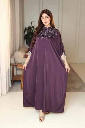 جلابية نسائية لون بنفسجي ياقة عالية مزينة بكريستالات من الأمام  بأكمام ميدي و بتطريز متدلي 