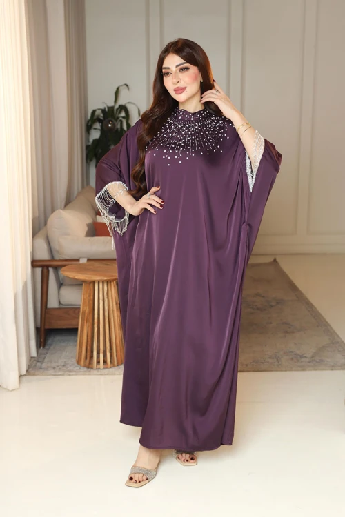 جلابية نسائية لون بنفسجي ياقة عالية مزينة بكريستالات من الأمام  بأكمام ميدي و بتطريز متدلي