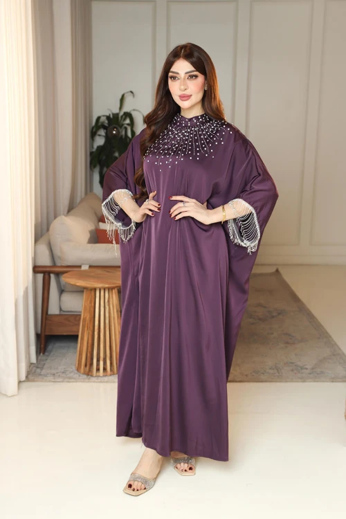 جلابية نسائية لون بنفسجي ياقة عالية مزينة بكريستالات من الأمام  بأكمام ميدي و بتطريز متدلي