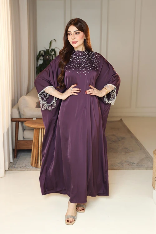 جلابية نسائية لون بنفسجي ياقة عالية مزينة بكريستالات من الأمام  بأكمام ميدي و بتطريز متدلي