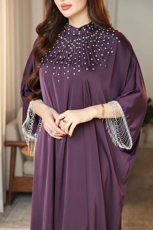 جلابية نسائية لون بنفسجي ياقة عالية مزينة بكريستالات من الأمام  بأكمام ميدي و بتطريز متدلي