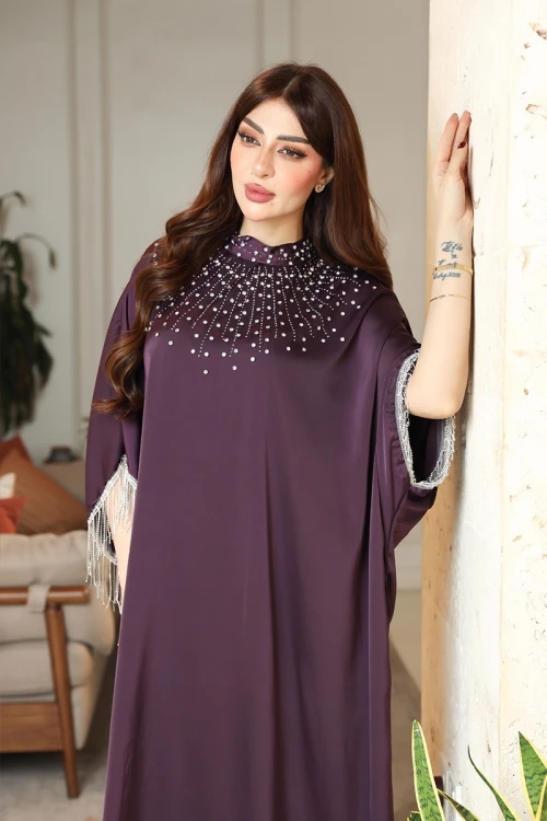 جلابية نسائية لون بنفسجي ياقة عالية مزينة بكريستالات من الأمام  بأكمام ميدي و بتطريز متدلي