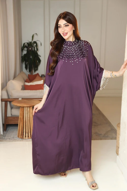 جلابية نسائية لون بنفسجي ياقة عالية مزينة بكريستالات من الأمام  بأكمام ميدي و بتطريز متدلي