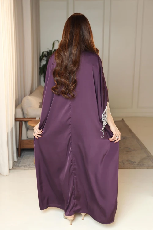 جلابية نسائية لون بنفسجي ياقة عالية مزينة بكريستالات من الأمام  بأكمام ميدي و بتطريز متدلي