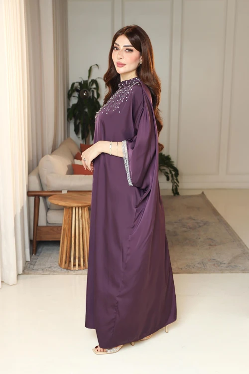 جلابية نسائية لون بنفسجي ياقة عالية مزينة بكريستالات من الأمام  بأكمام ميدي و بتطريز متدلي