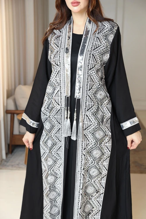 جلابية نسائية قطعتين لون أسود بتطريزات فضية و بأكمام طويلة