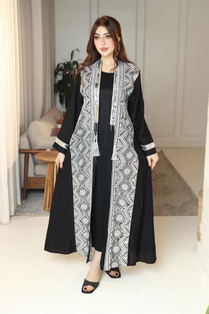 جلابية نسائية قطعتين لون أسود بتطريزات فضية و بأكمام طويلة 