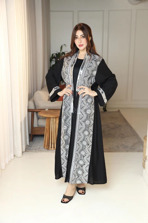 جلابية نسائية قطعتين لون أسود بتطريزات فضية و بأكمام طويلة