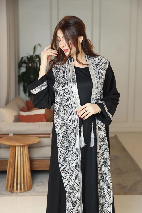 جلابية نسائية قطعتين لون أسود بتطريزات فضية و بأكمام طويلة