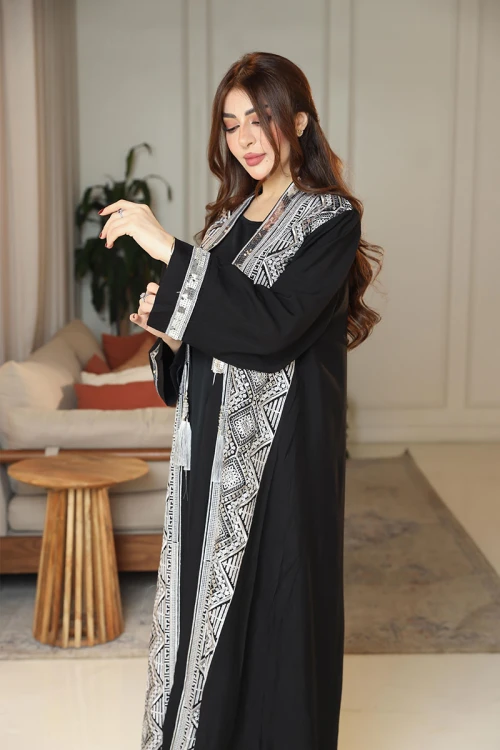 جلابية نسائية قطعتين لون أسود بتطريزات فضية و بأكمام طويلة