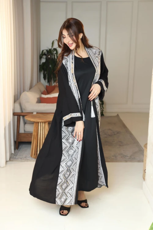 جلابية نسائية قطعتين لون أسود بتطريزات فضية و بأكمام طويلة