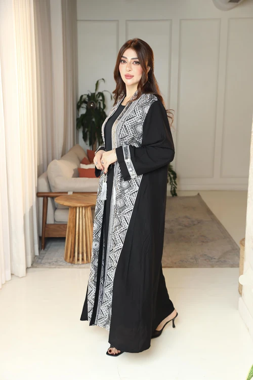 جلابية نسائية قطعتين لون أسود بتطريزات فضية و بأكمام طويلة