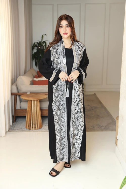 جلابية نسائية قطعتين لون أسود بتطريزات فضية و بأكمام طويلة