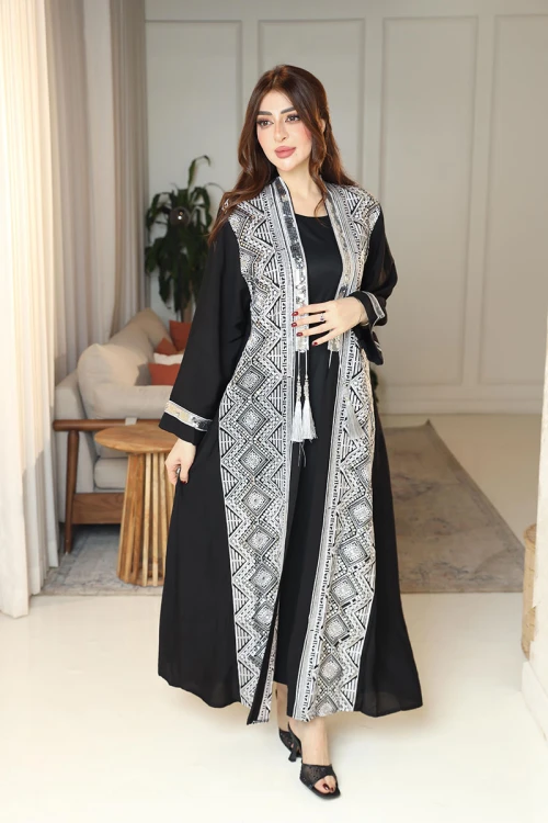 جلابية نسائية قطعتين لون أسود بتطريزات فضية و بأكمام طويلة