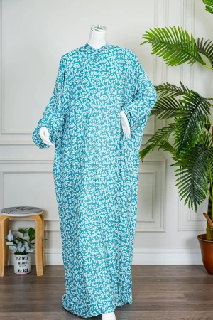 شرشف صلاة لون سماوي مشجر باللون الأبيض بسحاب مخفي من الأمام و زم من الأكمام مع طرحة متصلة