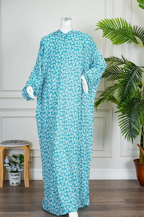 شرشف صلاة لون سماوي مشجر باللون الأبيض بسحاب مخفي من الأمام و زم من الأكمام مع طرحة متصلة