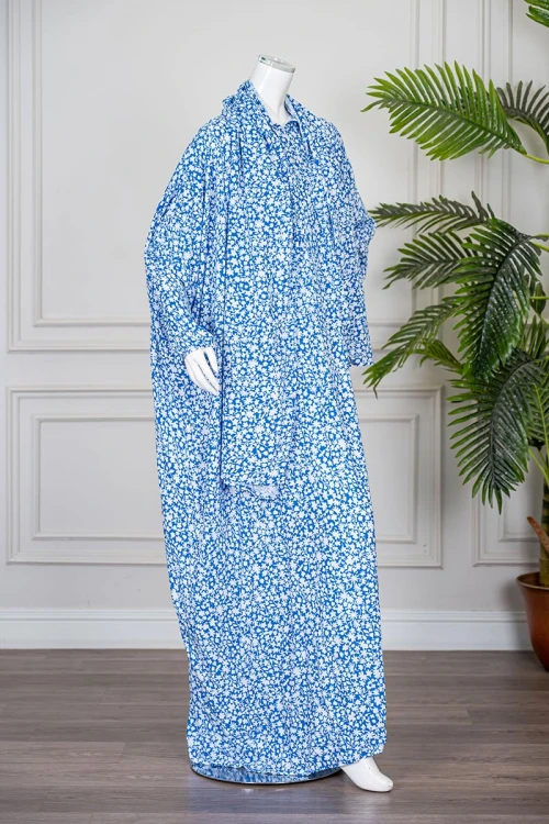 شرشف صلاة متعدد الألوان مشجر باللون الأبيض بسحاب مخفي من الأمام و زم من الأكمام مع طرحة متصلة