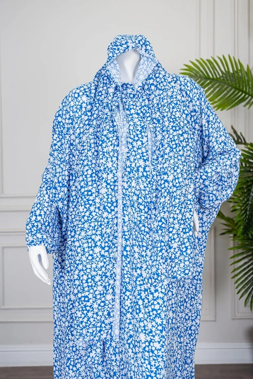 شرشف صلاة متعدد الألوان مشجر باللون الأبيض بسحاب مخفي من الأمام و زم من الأكمام مع طرحة متصلة