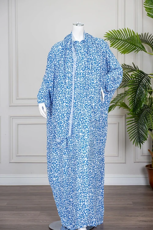 شرشف صلاة متعدد الألوان مشجر باللون الأبيض بسحاب مخفي من الأمام و زم من الأكمام مع طرحة متصلة