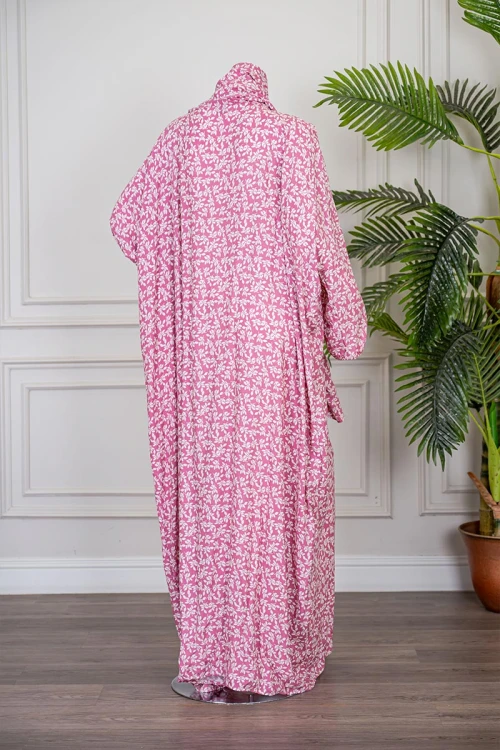 شرشف صلاة متعدد الألوان مشجر باللون الأبيض بسحاب مخفي من الأمام و زم من الأكمام مع طرحة متصلة