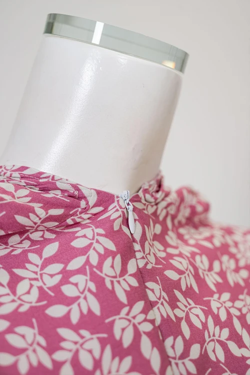 شرشف صلاة متعدد الألوان مشجر باللون الأبيض بسحاب مخفي من الأمام و زم من الأكمام مع طرحة متصلة