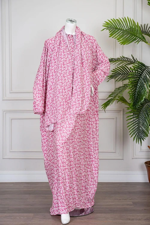 شرشف صلاة متعدد الألوان مشجر باللون الأبيض بسحاب مخفي من الأمام و زم من الأكمام مع طرحة متصلة