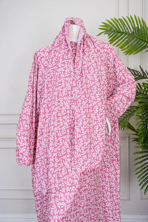 شرشف صلاة متعدد الألوان مشجر باللون الأبيض بسحاب مخفي من الأمام و زم من الأكمام مع طرحة متصلة