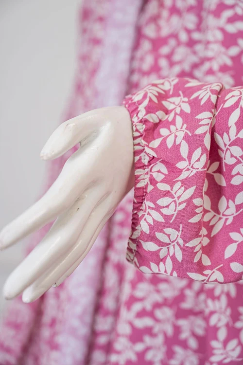 شرشف صلاة متعدد الألوان مشجر باللون الأبيض بسحاب مخفي من الأمام و زم من الأكمام مع طرحة متصلة