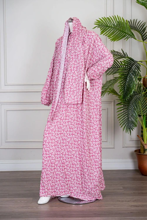 شرشف صلاة متعدد الألوان مشجر باللون الأبيض بسحاب مخفي من الأمام و زم من الأكمام مع طرحة متصلة