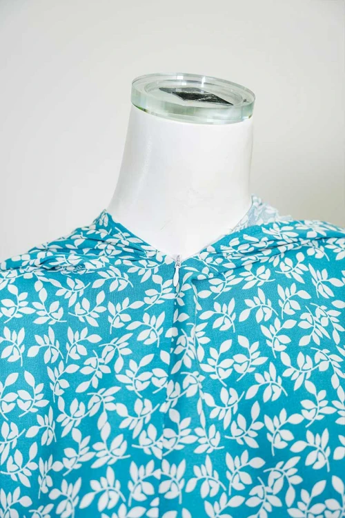 شرشف صلاة متعدد الألوان مشجر باللون الأبيض بسحاب مخفي من الأمام و زم من الأكمام مع طرحة متصلة