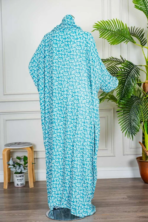 شرشف صلاة متعدد الألوان مشجر باللون الأبيض بسحاب مخفي من الأمام و زم من الأكمام مع طرحة متصلة