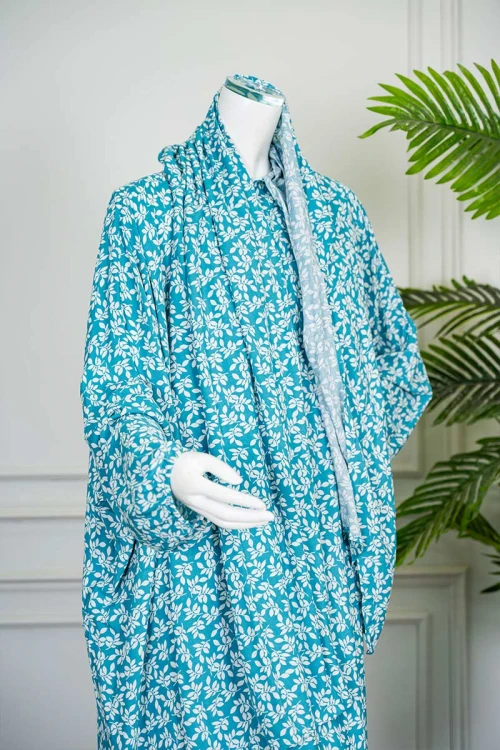 شرشف صلاة متعدد الألوان مشجر باللون الأبيض بسحاب مخفي من الأمام و زم من الأكمام مع طرحة متصلة