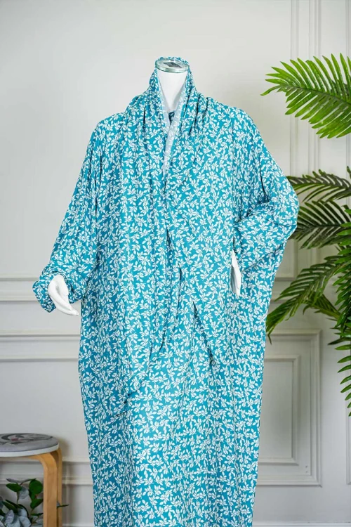 شرشف صلاة متعدد الألوان مشجر باللون الأبيض بسحاب مخفي من الأمام و زم من الأكمام مع طرحة متصلة