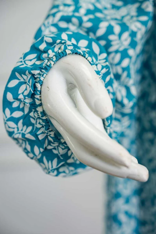 شرشف صلاة متعدد الألوان مشجر باللون الأبيض بسحاب مخفي من الأمام و زم من الأكمام مع طرحة متصلة